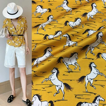 Cavalo imprime branco e amarelo de fundo trecho de impressão digital de tecido natural de amoreira seda haute couture vestido de pano de costura