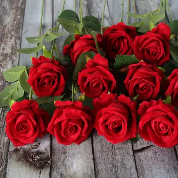 5pcs/monte Simulação Roses Falso Rosas Decoração Sala de estar Flor de Veludo Rosa Vermelha Simulação Buquê de Flor de Seda E1110