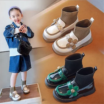 Meninas pouco bonito, florido, meias e botas Outono 2023 tricô splicing pequenas botas de couro de Médias e grandes sapatos de crianças