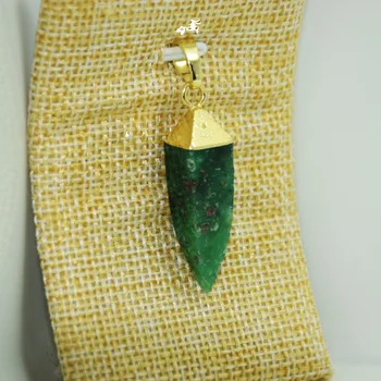 Ouro Boné Verde Natural Chrysoprase Pedra Ponto Pingente de Encantos Jades de Energia Áspera Quadradas pontas de seta de cura cereja Menina como presentes 0